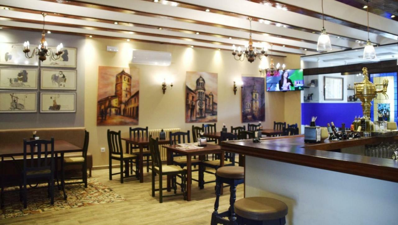 Hostal Restaurante San Isidro กินตานาร์ เด ลา ออร์เดน ภายนอก รูปภาพ